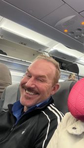 meg og kjæresten min på fly